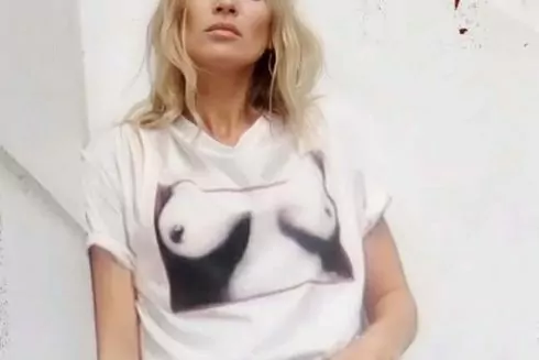 Фонд Вів'єн Вествуд випустив футболки з культовими принтами дизайнерки