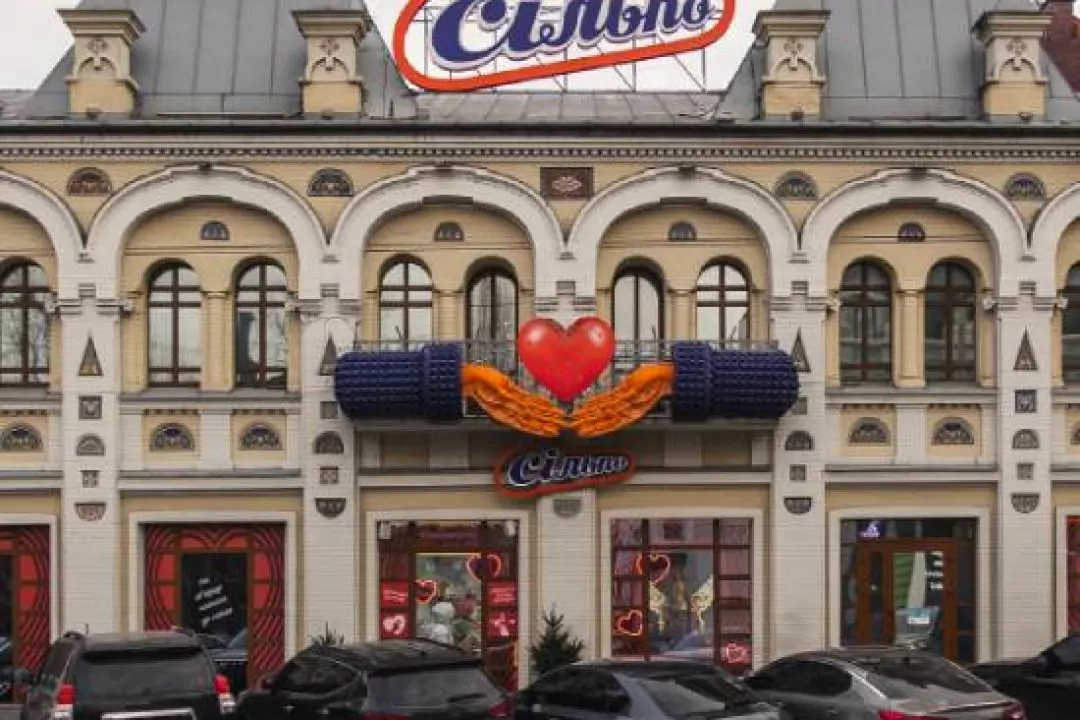 До Дня закоханих &ldquo;Сільпо&rdquo; перетворили вітрини та фасади двох супермаркетів на валентинки