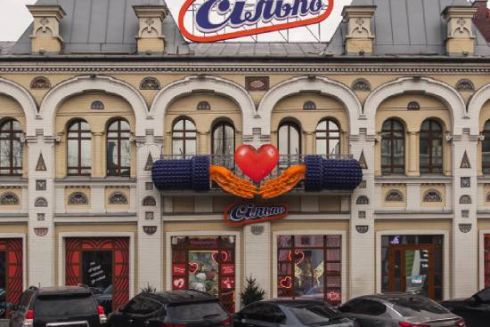 До Дня закоханих “Сільпо” перетворили вітрини та фасади двох супермаркетів на валентинки