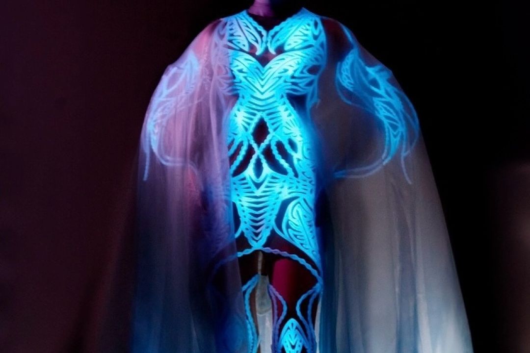 Дизайнерка створила "живу" сукню з водоростей, що світяться під час руху