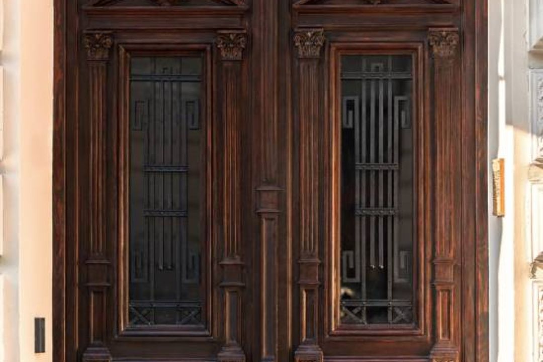 Дивіться, як в Одесі волонтери відновили старовинні двері в будинку на Дерибасівській