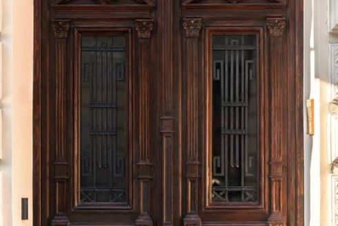 Дивіться, як в Одесі волонтери відновили старовинні двері в будинку на Дерибасівській