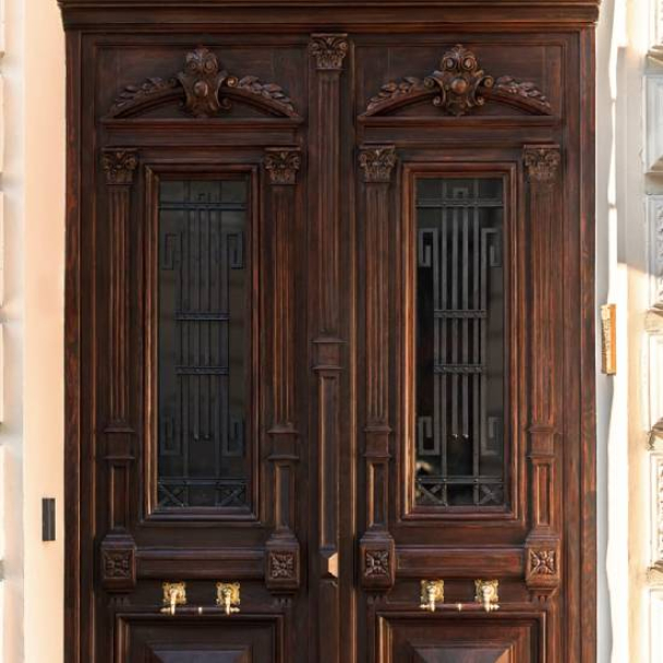 Дивіться, як в Одесі волонтери відновили старовинні двері в будинку на Дерибасівській