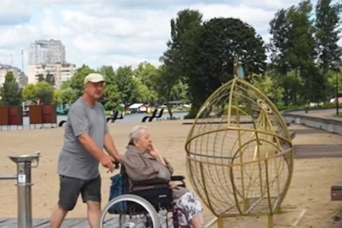 На Оболонському острові з&rsquo;явилися місця для відпочинку для людей з інвалідністю