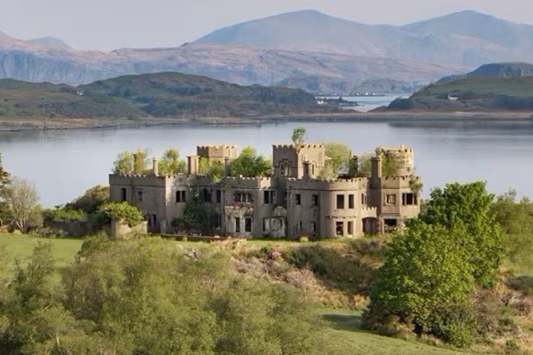 Шотландський острів із руїнами замку продають за $7,5 млн