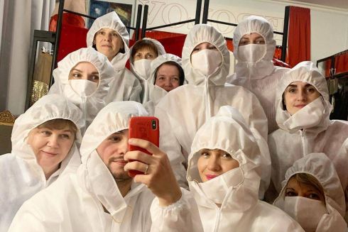 Українські дизайнери об'єднуються та спільно шиють маски і захисні костюми для медиків