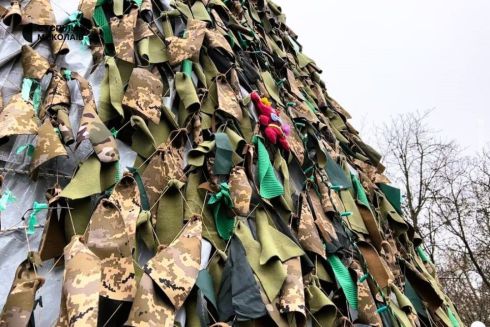 Рождественское дерево для несокрушимых. В Николаеве елку украсили маскировочной сеткой: видео