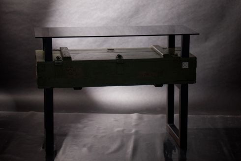 Фото. Волонтери виготовляють меблі з ящиків від снарядів для допомоги ЗСУ