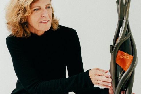 Архітекторка створила бронзову скульптуру для найстарішого віскі в світі