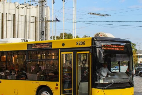 Зупиняти транспорт під час тривог чи ні вирішуватимуть водії