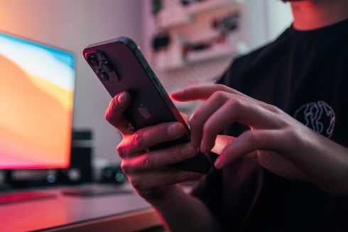 Киевлянин создал приложение «Є?». Он позволяет узнать о наличии света без привязки к графикам