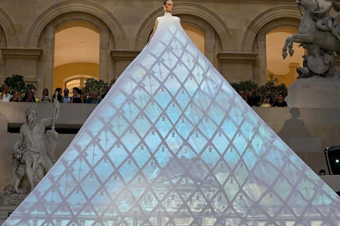 Бродвейський режисер постав "міні-Лувром" на Тижні моди в Парижі