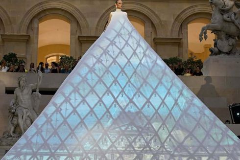 Бродвейський режисер постав "міні-Лувром" на Тижні моди в Парижі