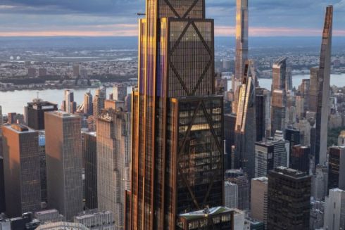 У Нью-Йорку звели найбільшу в місті вежу, що працює на відновлюваній енергії