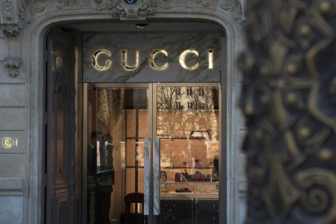 У мережі розкритикували бренд Gucci за використання ШІ-зображення у рекламі