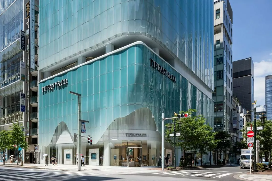У Токіо відкрили флагманський магазин Tiffany & Co з вигнутими скляними панелями