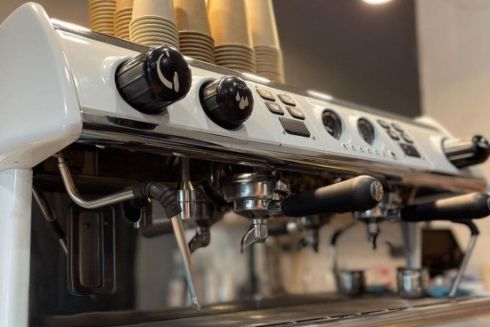 На Позняках заработала кофейня I.V.A. с кофе, десертами и сэндвичами