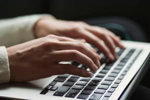 Створили креативну агенцію, команда якої працює у ванних кімнатах. Це ініціатива на підтримку українців