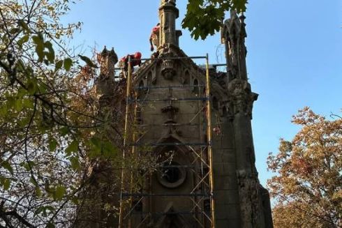 Волонтери відновлюють каплицю Вітте авторства Городецького на Байковому кладовищі