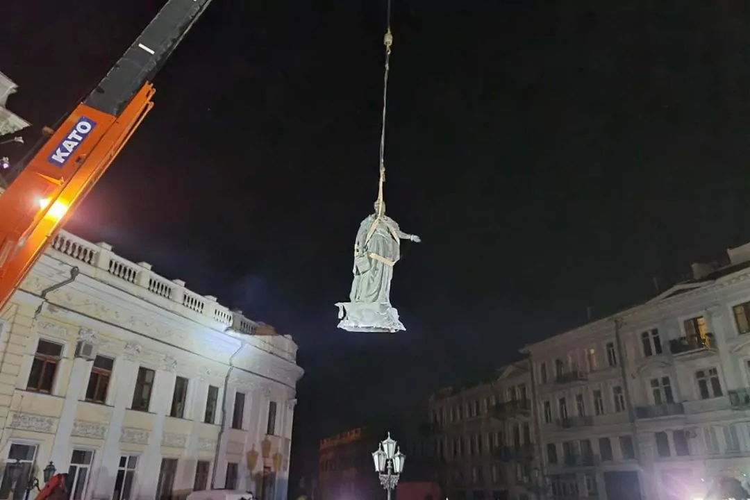 Фото: В Одессе демонтировали памятники Екатерине Второй и Суворову