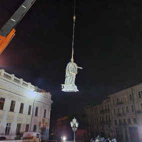 Фото: В Одесі демонтували пам'ятники Катерині Другій та Суворову