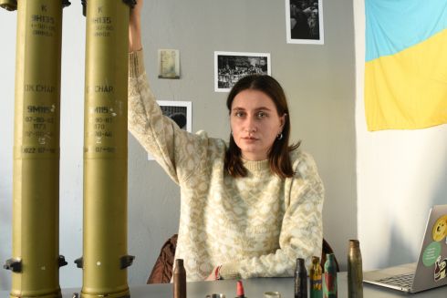 Харківська дизайнерка перетворює стріляні гільзи на артоб’єкти: кошти з продажу передасть на відновлення музею Сковороди