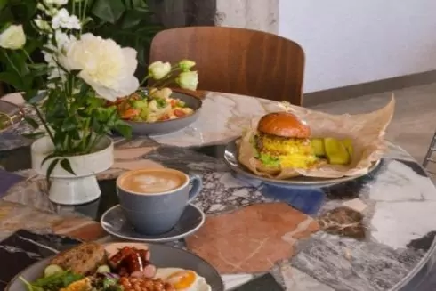 Кава, коктейлі та музичні вечірки: біля &laquo;Лівобережної&raquo; відкрили кафе Esco.bar