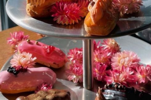 На Хрещатику відкрили кондитерську-кафе «Крендель» із десертами власного виробництва