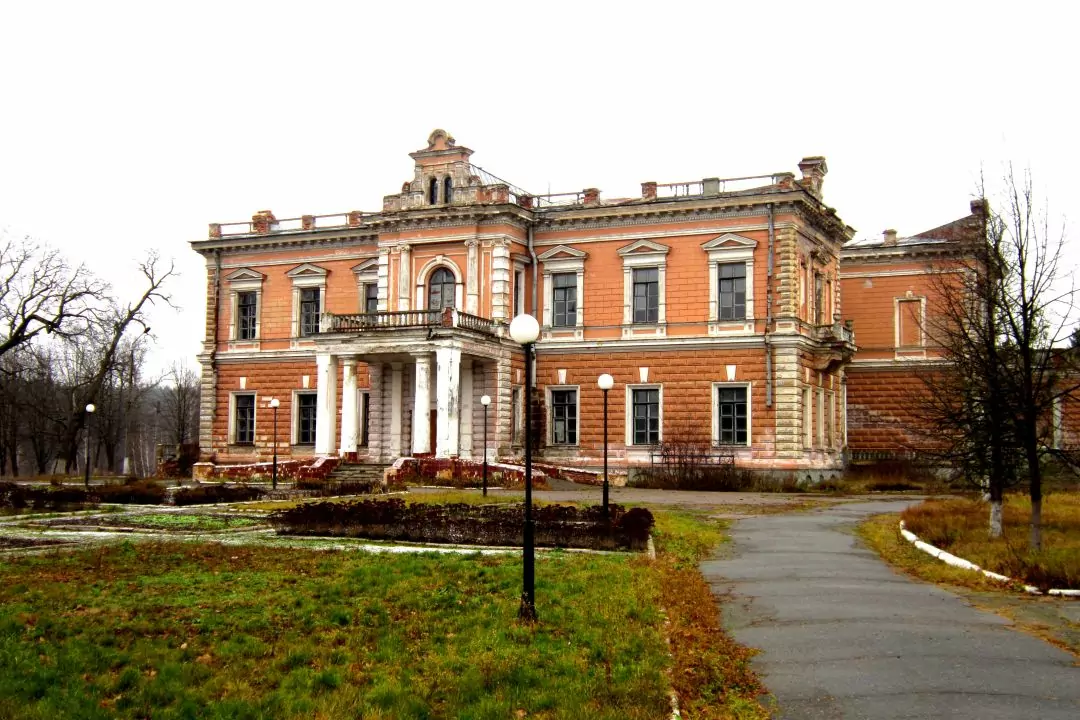 На Сумщині через обстріл згорів палац Харитоненка XIX століття