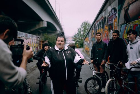 Alyona Alyona записала песню про районы вместе с казахским блогером