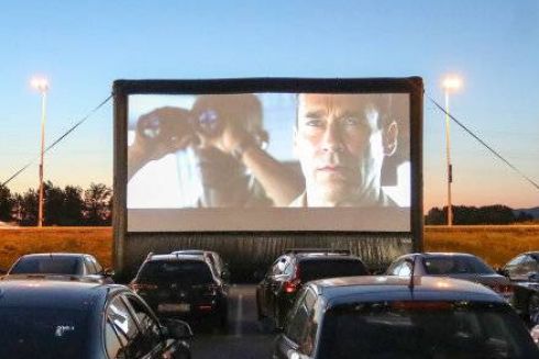 Плюс один: на Петровке открыли новый автокинотеатр