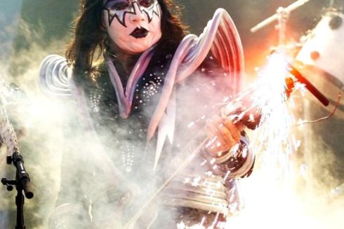 Фани KISS просять NASA посмертно присвоїти Ейсу Фрейлі звання почесного астронавта