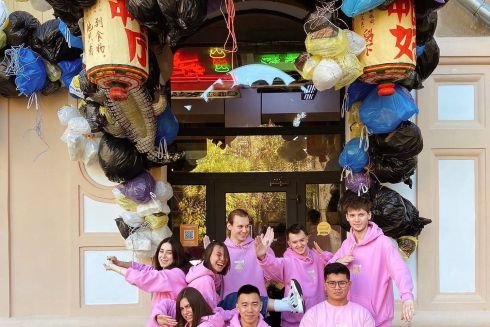 Киевский ресторан «Китайский Привет» украсили мусором к Хэллоуину