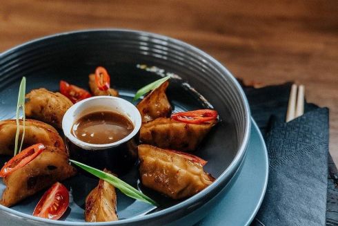 Около Львовской площади открылось заведение Kitchen Story: в меню рамен, гёдза и бургеры