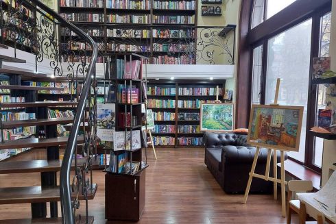 Підтримати людей у віці: Книгарня Сяйво книги запустила благодійний проєкт