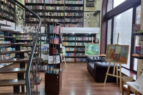 Підтримати людей у віці: Книгарня Сяйво книги запустила благодійний проєкт