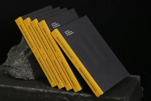 В Украине вышла книга о 50 символах борьбы: от персоналий до мем войны