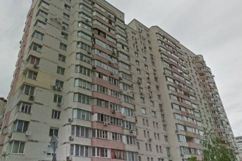 З одного будинку на Позняках зняли майже 90 рекламних вивісок: фото