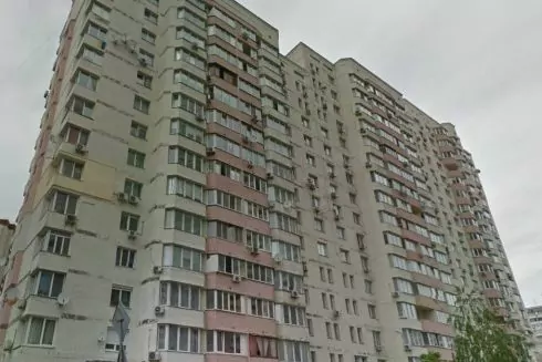 З одного будинку на Позняках зняли майже 90 рекламних вивісок: фото