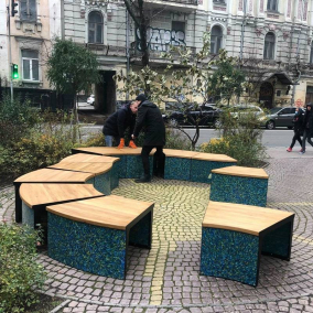 В Сквере интеллигентов устанавливают скамейки из переработанного пластика