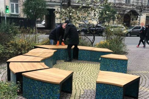 В Сквере интеллигентов устанавливают скамейки из переработанного пластика