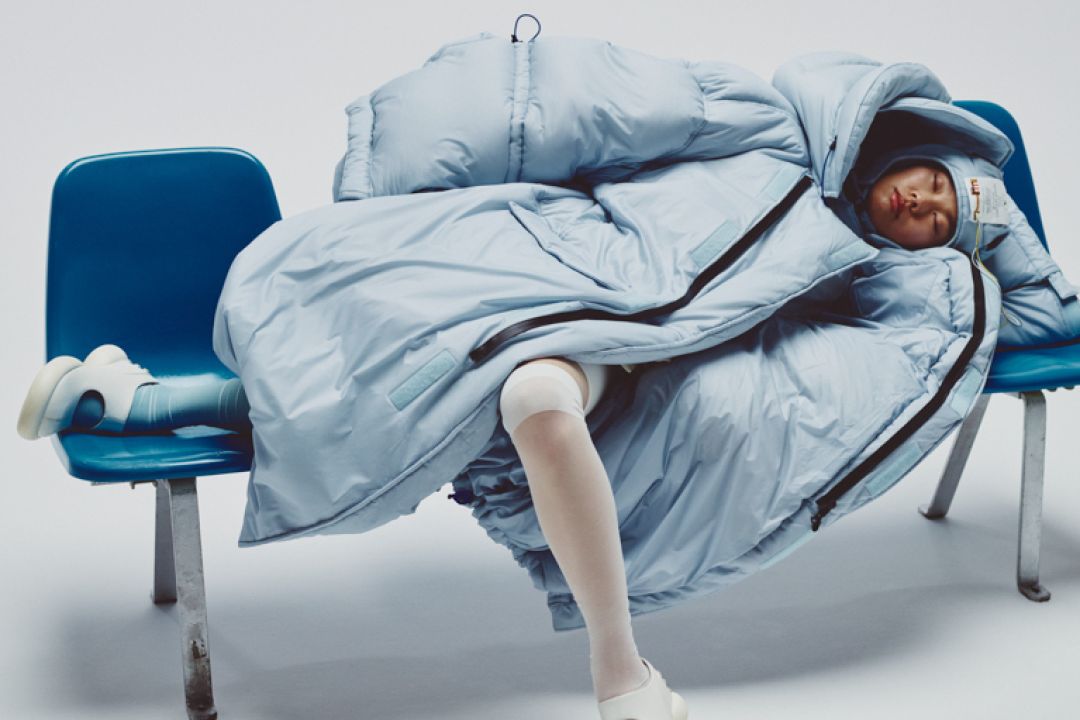 В Японії створили "розумний" пуховик, що допоможе заснути будь-де