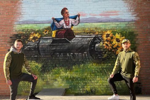 Фото. Смотрите, как украинские художники создают патриотические муралы в деоккупированных городах