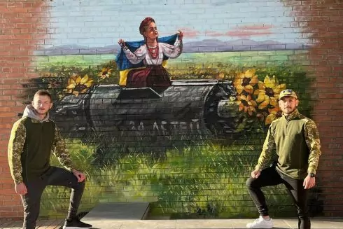 Фото. Смотрите, как украинские художники создают патриотические муралы в деоккупированных городах
