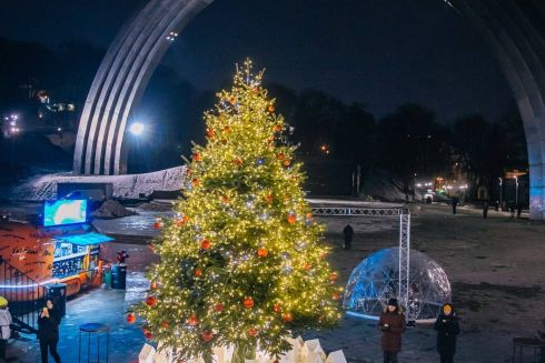 Фото. Возле Арки Дружбы народов открыли праздничную локацию