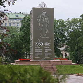 Фото. Пам'ятник Шевченку в Києві огородили захисною спорудою від Balbek Bureau