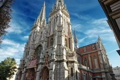 У костелі Святого Миколая вже 3 місяці не можуть прибрати вибиті вікна після обстрілу: що відбувається