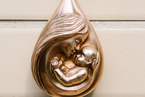 У Києві встановили мініскульптуру “Крапля молока” — на честь організації, що рятувала немовлят