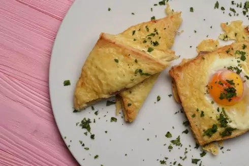 Крок-мадам и крок-месье: как приготовить французский завтрак