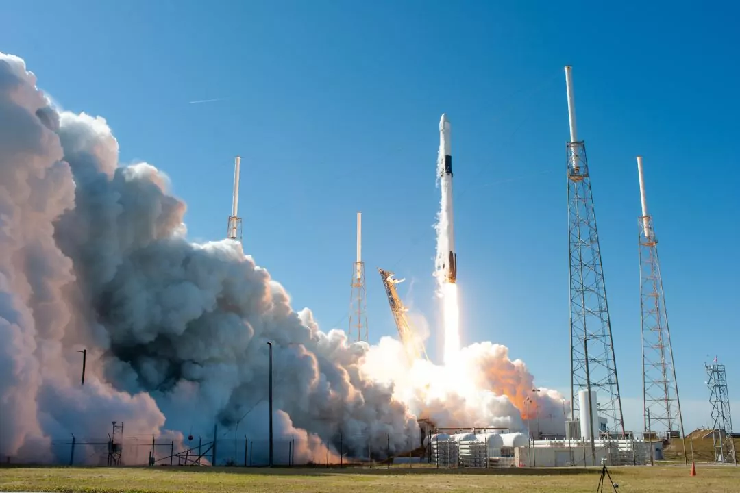 NASA показала знімки кратера на Місяці, який утворився після падіння ракети Ілона Маска